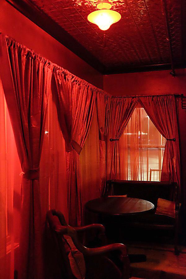 Redlight Historic Bunk Hotel And Speakeasy Тракі Екстер'єр фото
