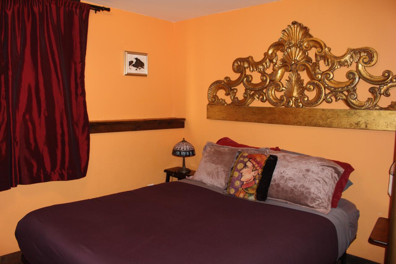 Redlight Historic Bunk Hotel And Speakeasy Тракі Екстер'єр фото