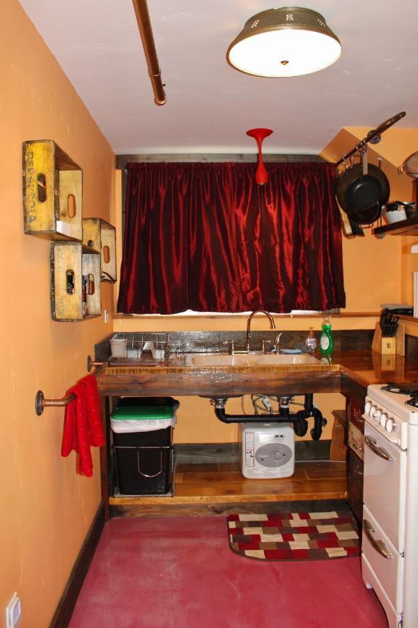 Redlight Historic Bunk Hotel And Speakeasy Тракі Екстер'єр фото