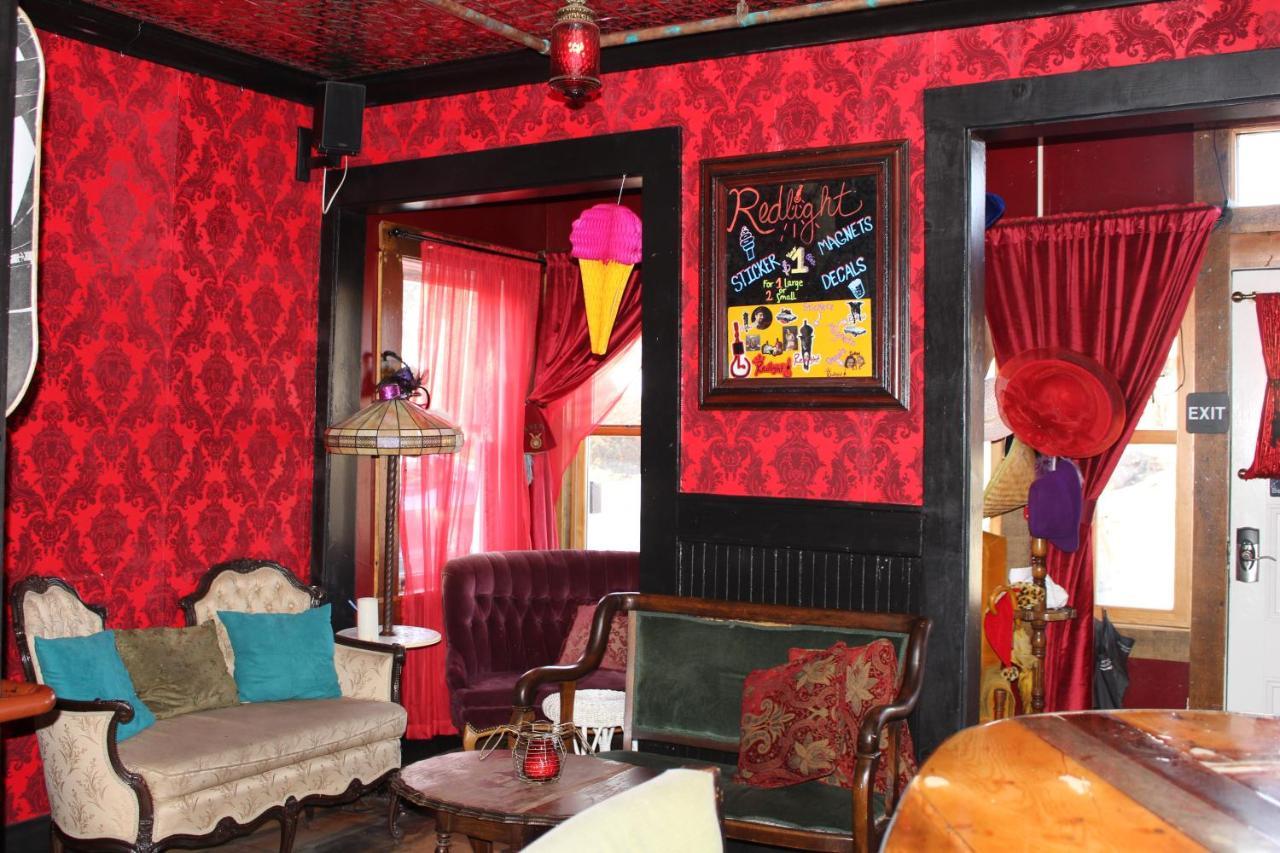 Redlight Historic Bunk Hotel And Speakeasy Тракі Екстер'єр фото