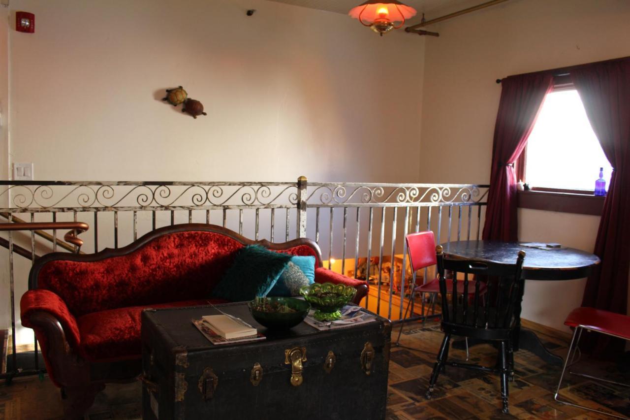 Redlight Historic Bunk Hotel And Speakeasy Тракі Екстер'єр фото